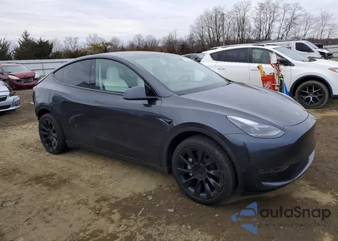 2024 Tesla Model Y z USA, uszkodzony, nr VIN 7SAYGDED5RF075845